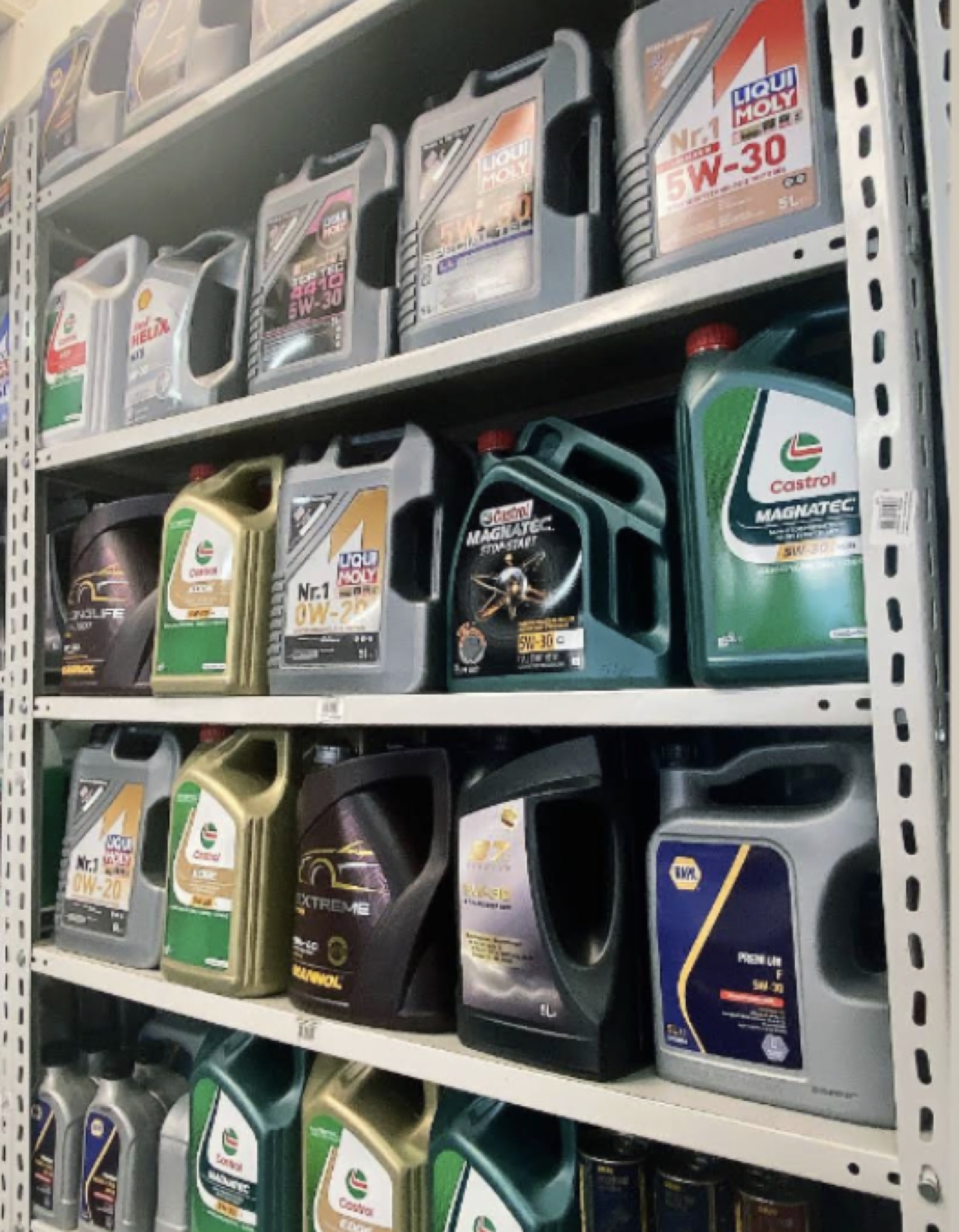 Motoröl-Regal mit Liqui Moly, Castrol, Mannol und mehr